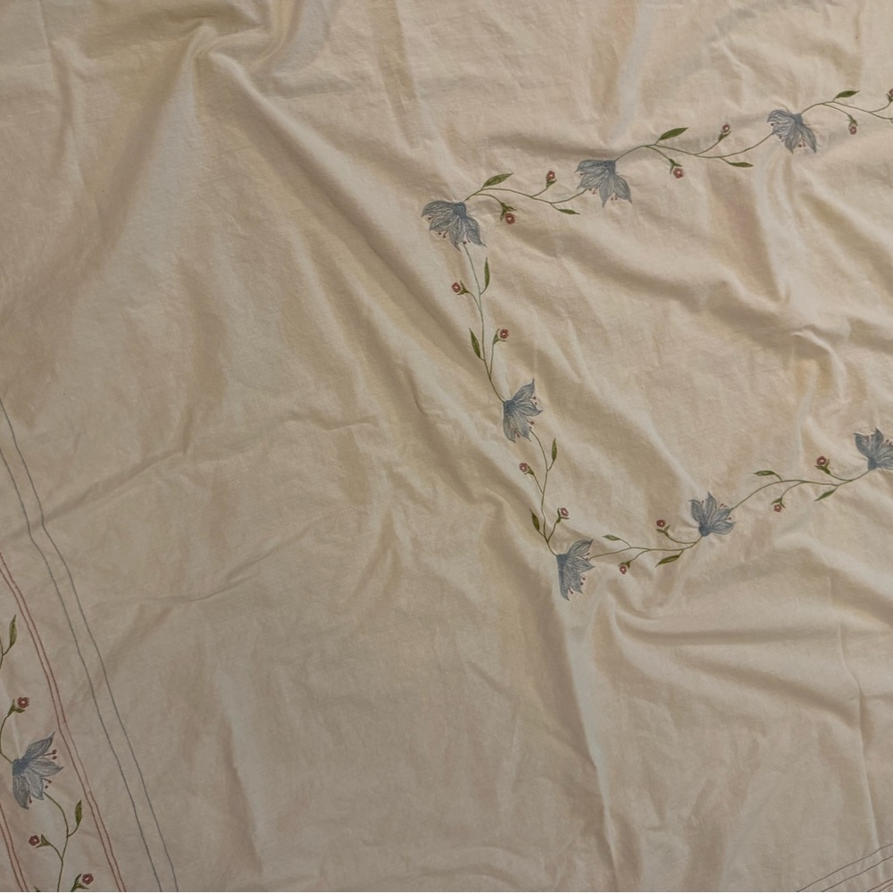 VTG Floral Hand Embroidered Cotton Tablecloth 60x90 grannycore - Picture 4 of 5
